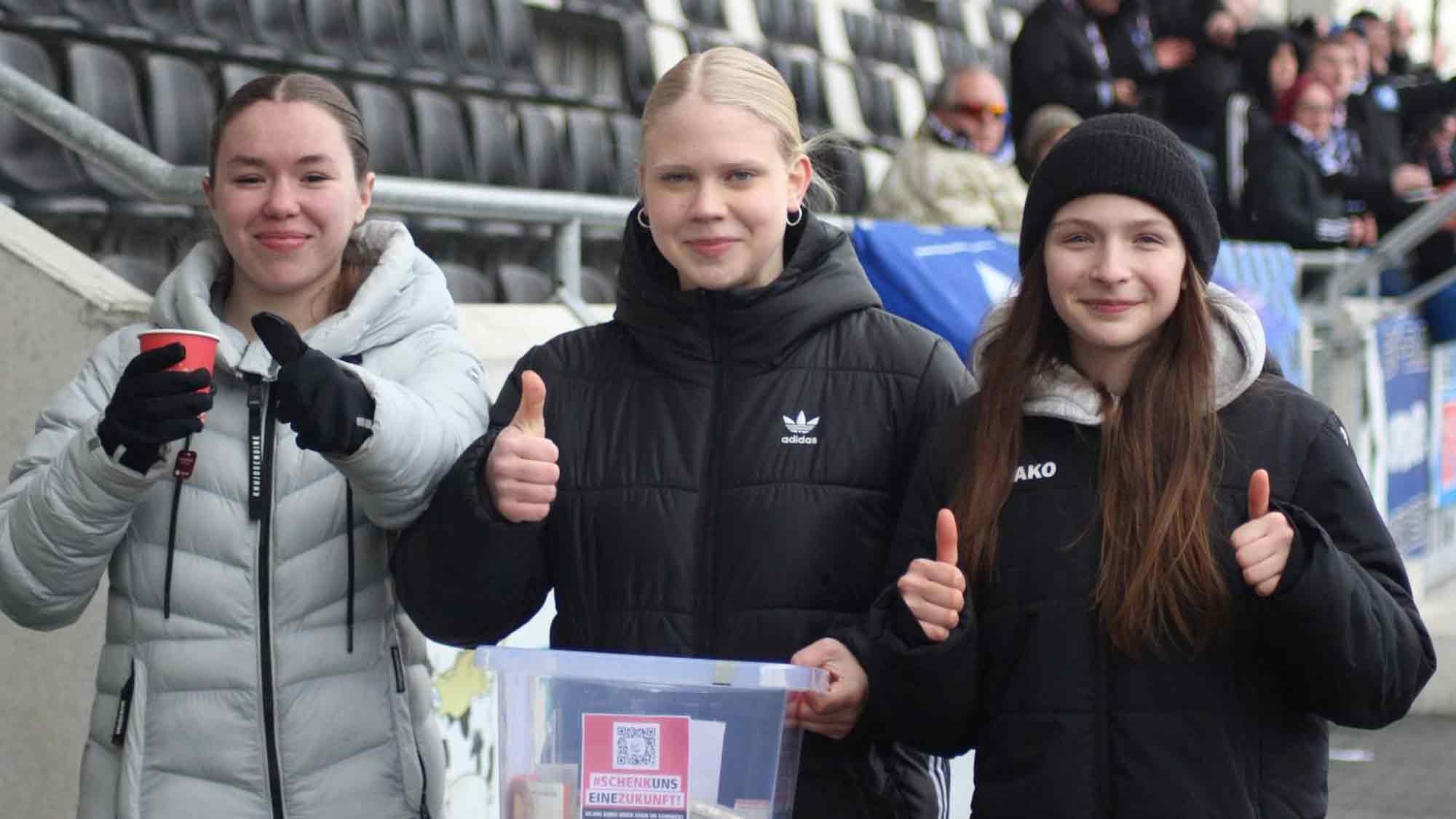 FC Gütersloh News: FSV Gütersloh Spielerinnen sammeln Spenden beim FCG Heimspiel gegen SC Paderborn II