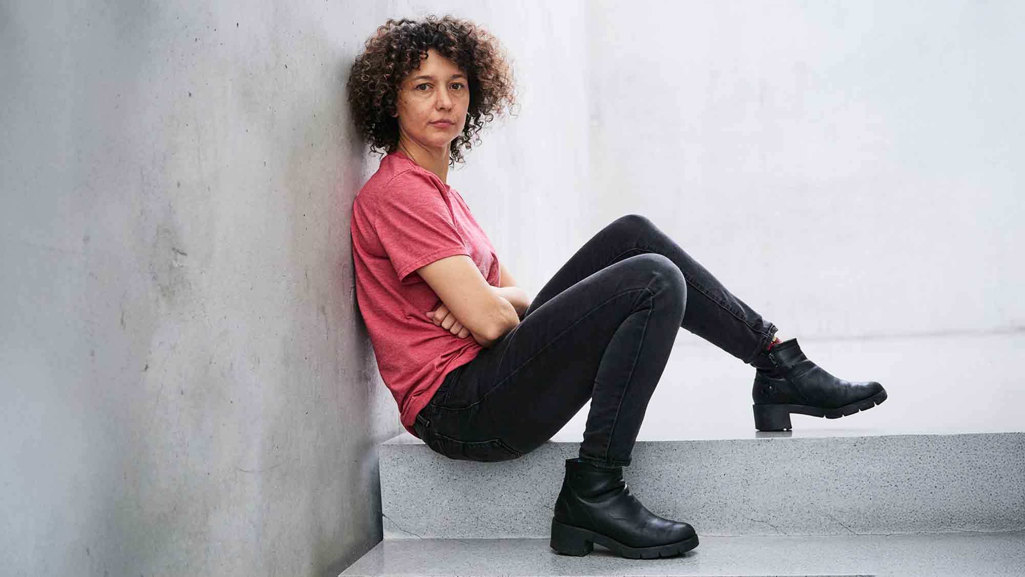 Mika Rottenberg im &raquo;KunstHausWien&laquo;: zwischen Antimaterie und Plastikwelten, 27. Februar bis 10. August 2025