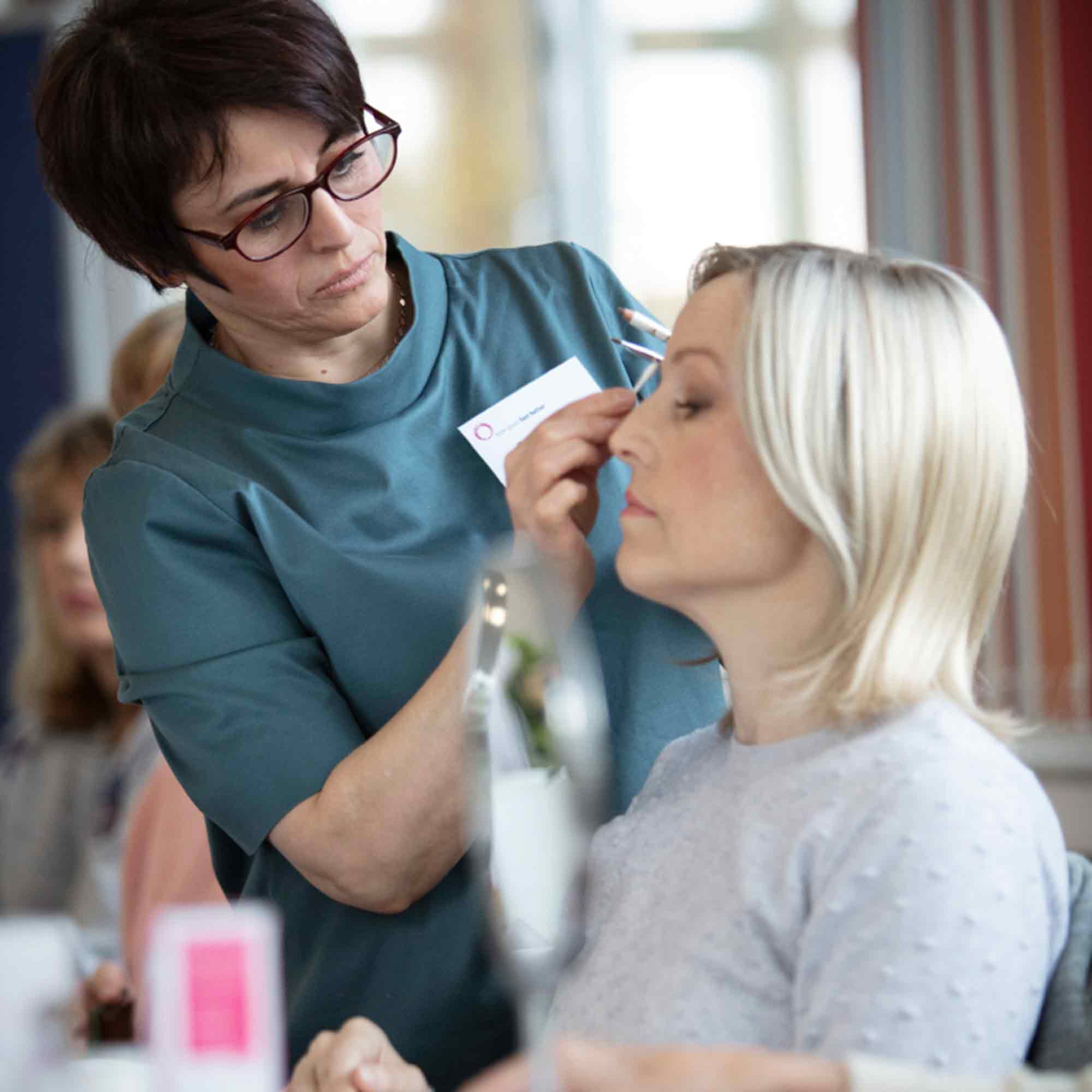 DKMS bietet kostenfreie Kosmetikseminare für Krebspatientinnen im Klinikum Gütersloh DKMS bietet kostenfreie Kosmetikseminare für Krebspatientinnen im Klinikum Gütersloh