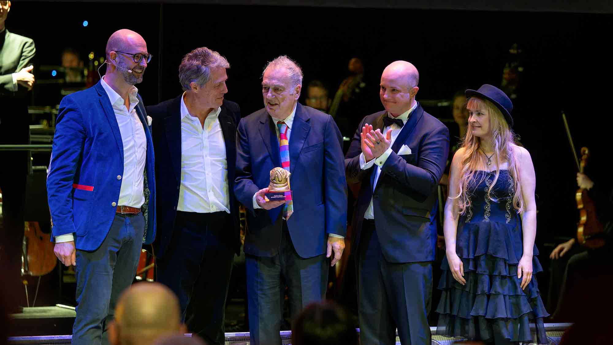 Stephen Frears erhält den Bremer Filmpreis der Sparkasse Bremen – Überraschungslaudator Hugh Grant bereichert Filmfest Gala 2025 Stephen Frears erhält den Bremer Filmpreis der Sparkasse Bremen – Überraschungslaudator Hugh Grant bereichert Filmfest Gala 2025