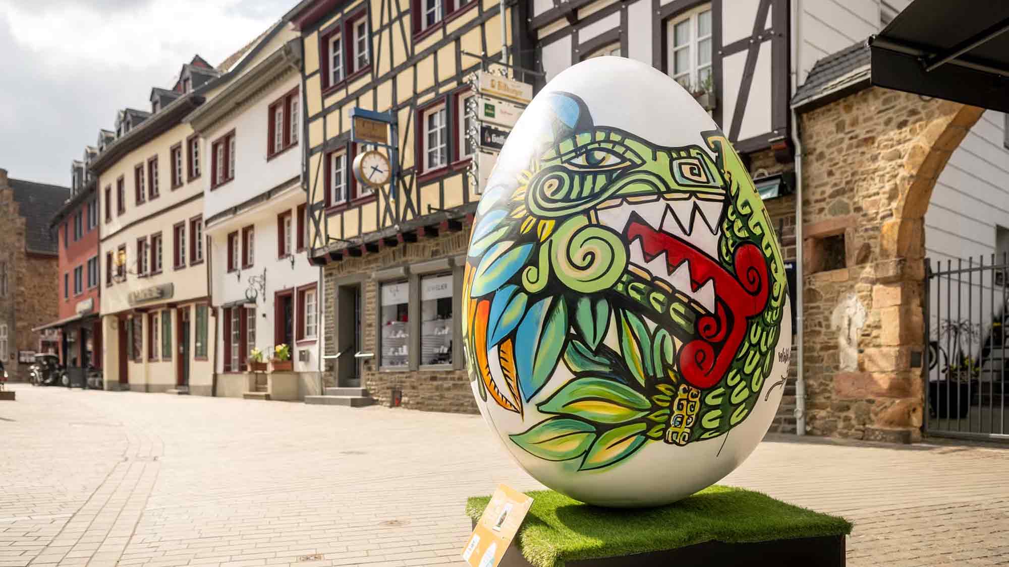 Ostern wird bunt: Kunstaktion verwandelt Bad Münstereifel in Freiluftgalerie und setzt Zeichen für Wiederaufbau