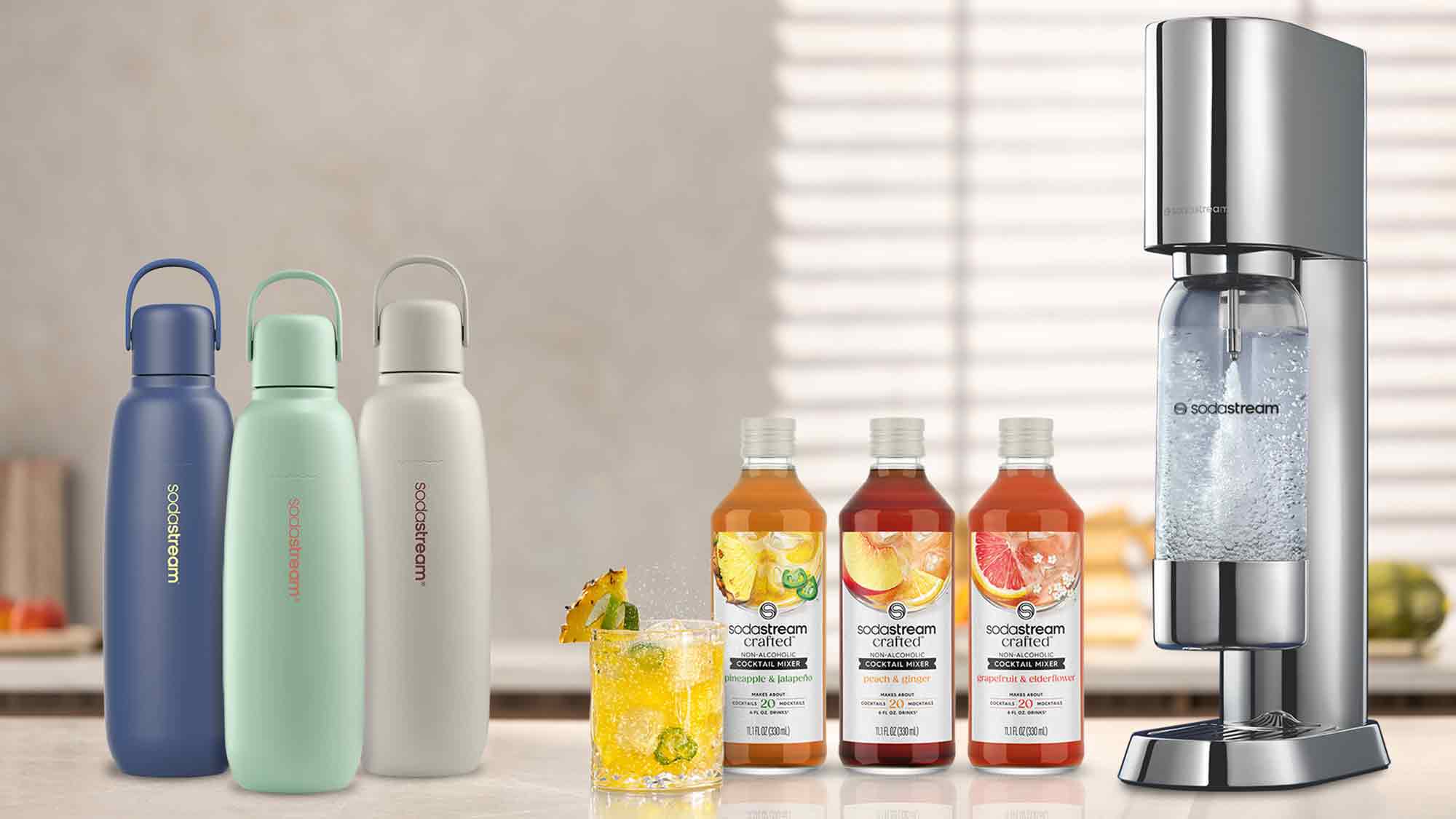 Sprudelnder Genuss mit Eleganz und Frische: der neue Premium Sprudler von »SodaStream« – raffinierte Sirups und trendige To Go Flaschen für Zuhause und unterwegs Sprudelnder Genuss mit Eleganz und Frische: der neue Premium Sprudler von »SodaStream« – raffinierte Sirups und trendige To Go Flaschen für Zuhause und unterwegs