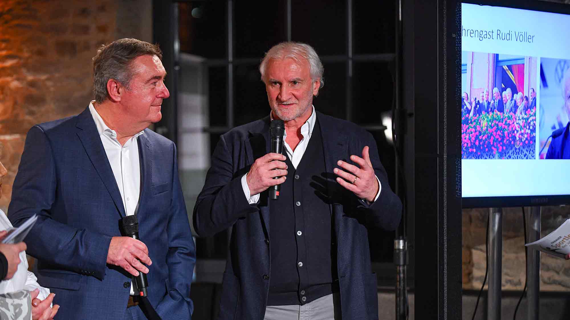 Hanau gratuliert seinem Ehrenbürger, dem Fußball Weltmeister und Botschafter seiner Geburtsstadt zum 65. Geburtstag: »Es gibt nur ein’ Rudi Völler!« Hanau gratuliert seinem Ehrenbürger, dem Fußball Weltmeister und Botschafter seiner Geburtsstadt zum 65. Geburtstag: »Es gibt nur ein’ Rudi Völler!«