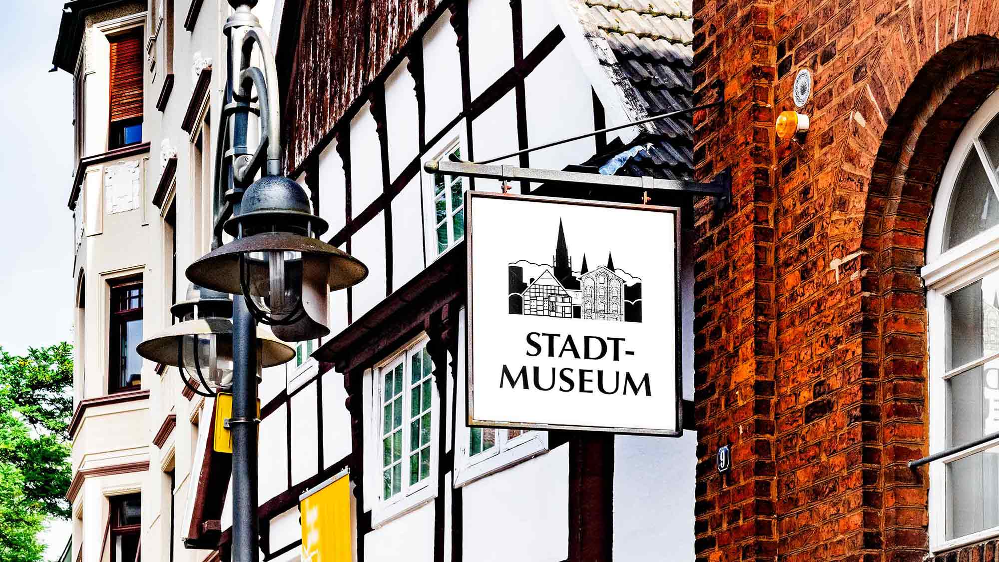 Veranstaltungen im Stadtmuseum Gütersloh im Mai 2025: Öffentliche Führung, Schauweben und Klosterfahrt