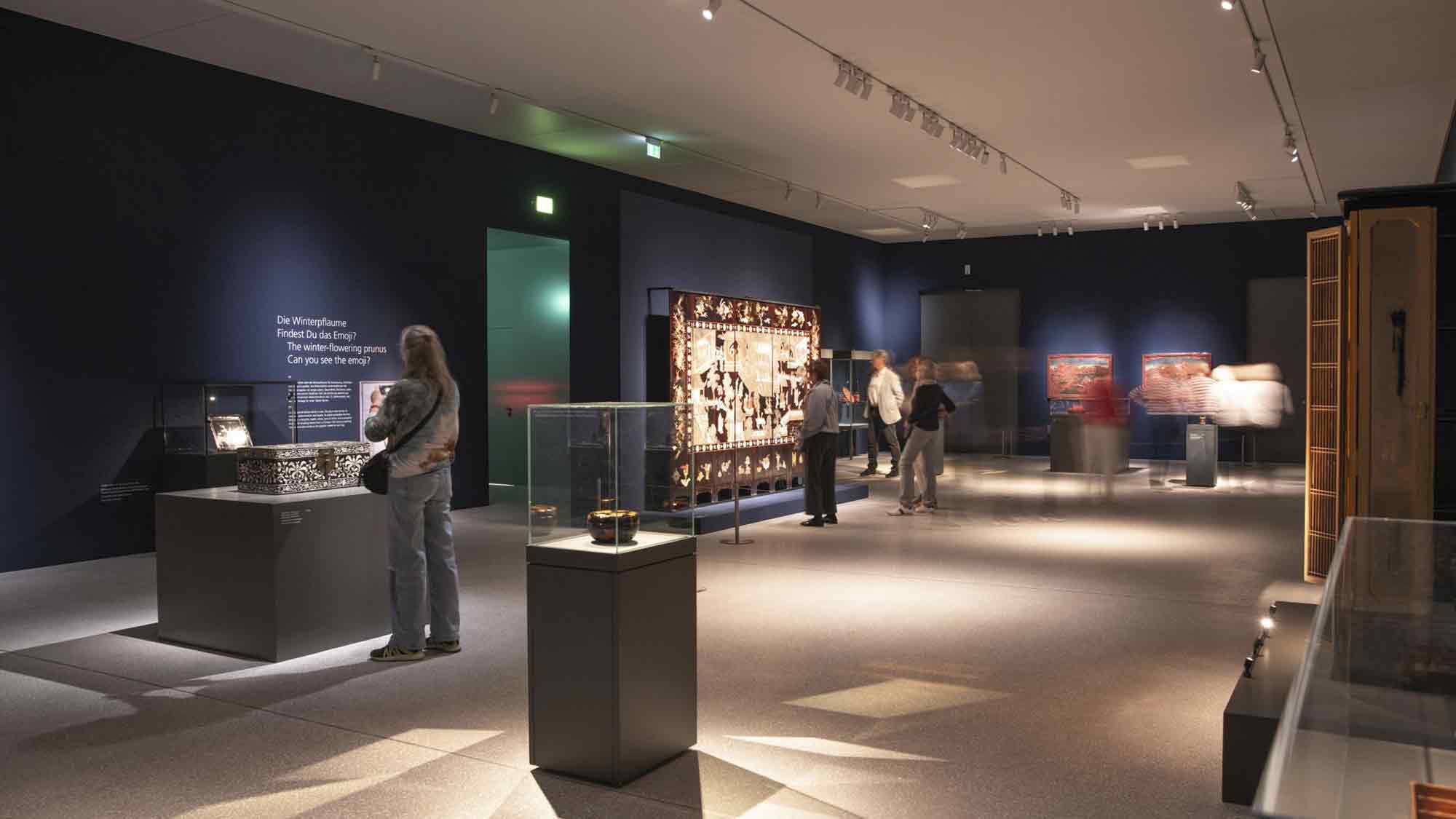 Eine Welt voller Lack, Kuratorinnentour zur Ausstellung &raquo;Faszination Lack&laquo; im LWL Museum für Kunst und Kultur, 12. Juni 2025