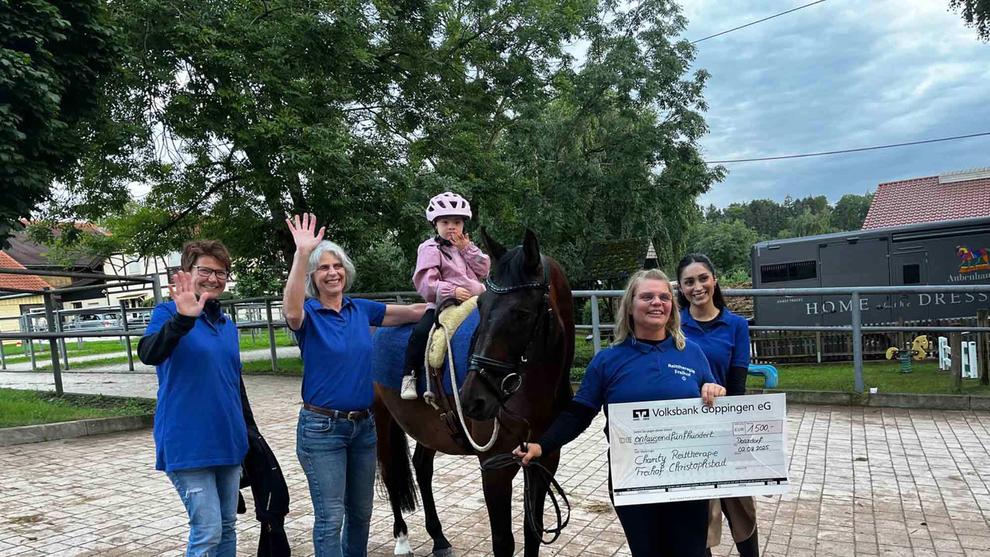 Dressurfestival auf dem Gestüt Birkhof in Donzdorf: Die Reittherapie des Christophsbads auf dem Freihof erhält eine großzügige Spende