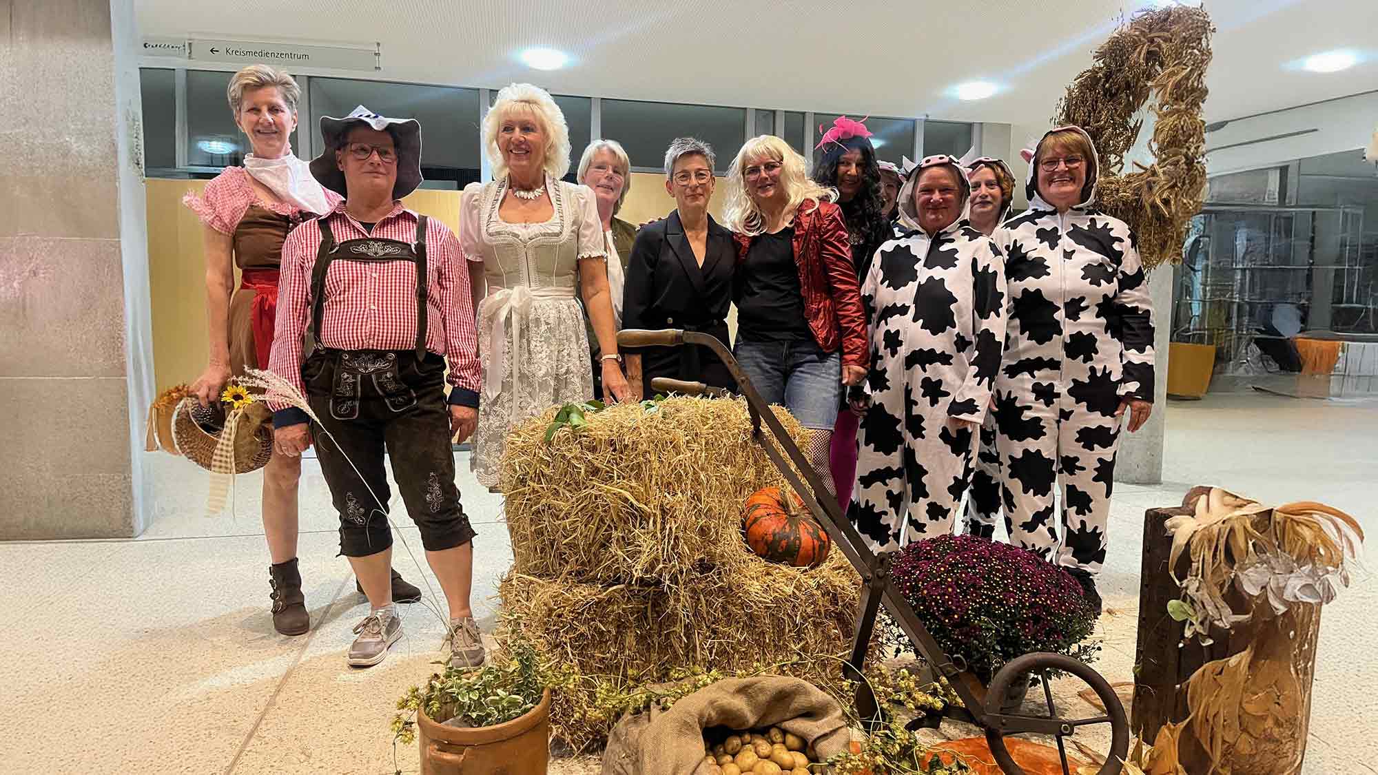 Zeichen des Erntedankes im Kreishaus Gütersloh – Landfrauen und Landwirte überreichen Erntekrone und ziehen Erntebilanz Zeichen des Erntedankes im Kreishaus Gütersloh – Landfrauen und Landwirte überreichen Erntekrone und ziehen Erntebilanz