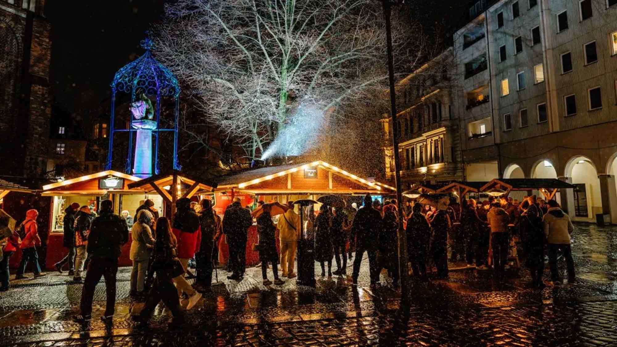 Das &raquo;Winter Film Fest&laquo; im Nikolaiviertel mit der &raquo;Feuerzangenbowle&laquo; und dem Kult Film startet am 14. November 2025