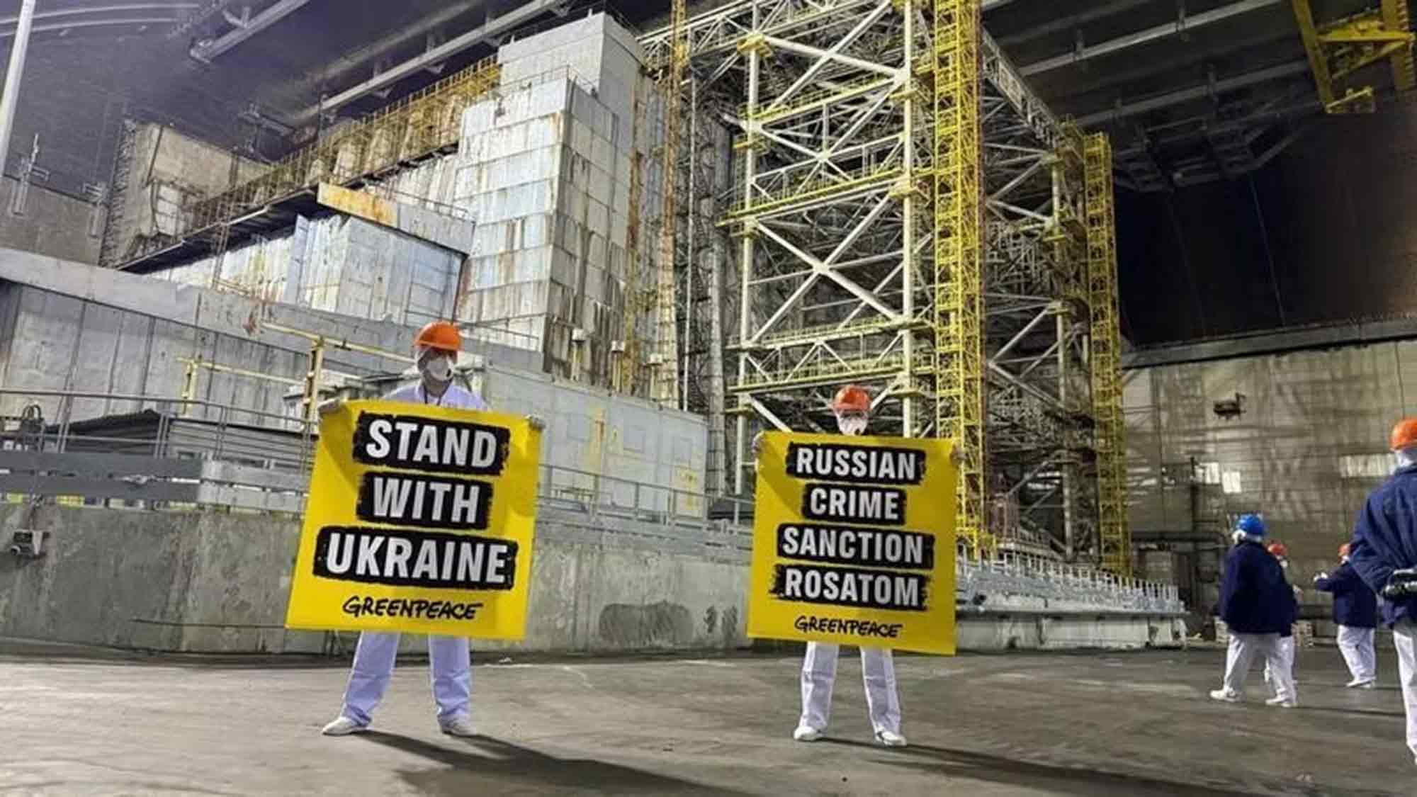 40 Jahre nach Tschernobyl: Greenpeace Aktive protestieren für Unterstützung bei Wiederaufbau der zerstörten Schutzhülle