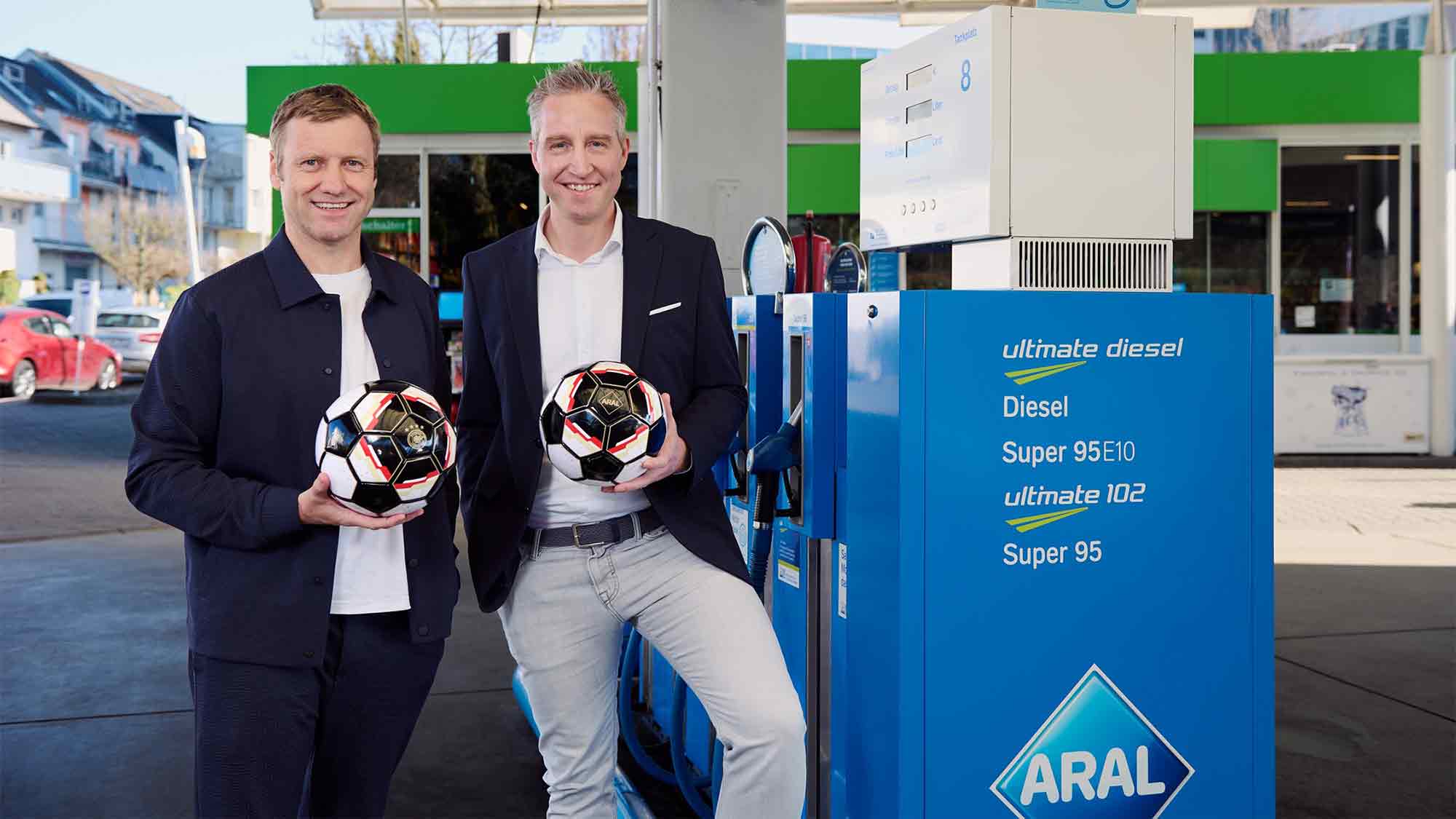 Aktion an Aral Tankstellen: Anpfiff zum Sammeln – Aral und DFB starten Ball Aktion im Vorfeld der Fußball WM Aktion an Aral Tankstellen: Anpfiff zum Sammeln – Aral und DFB starten Ball Aktion im Vorfeld der Fußball WM