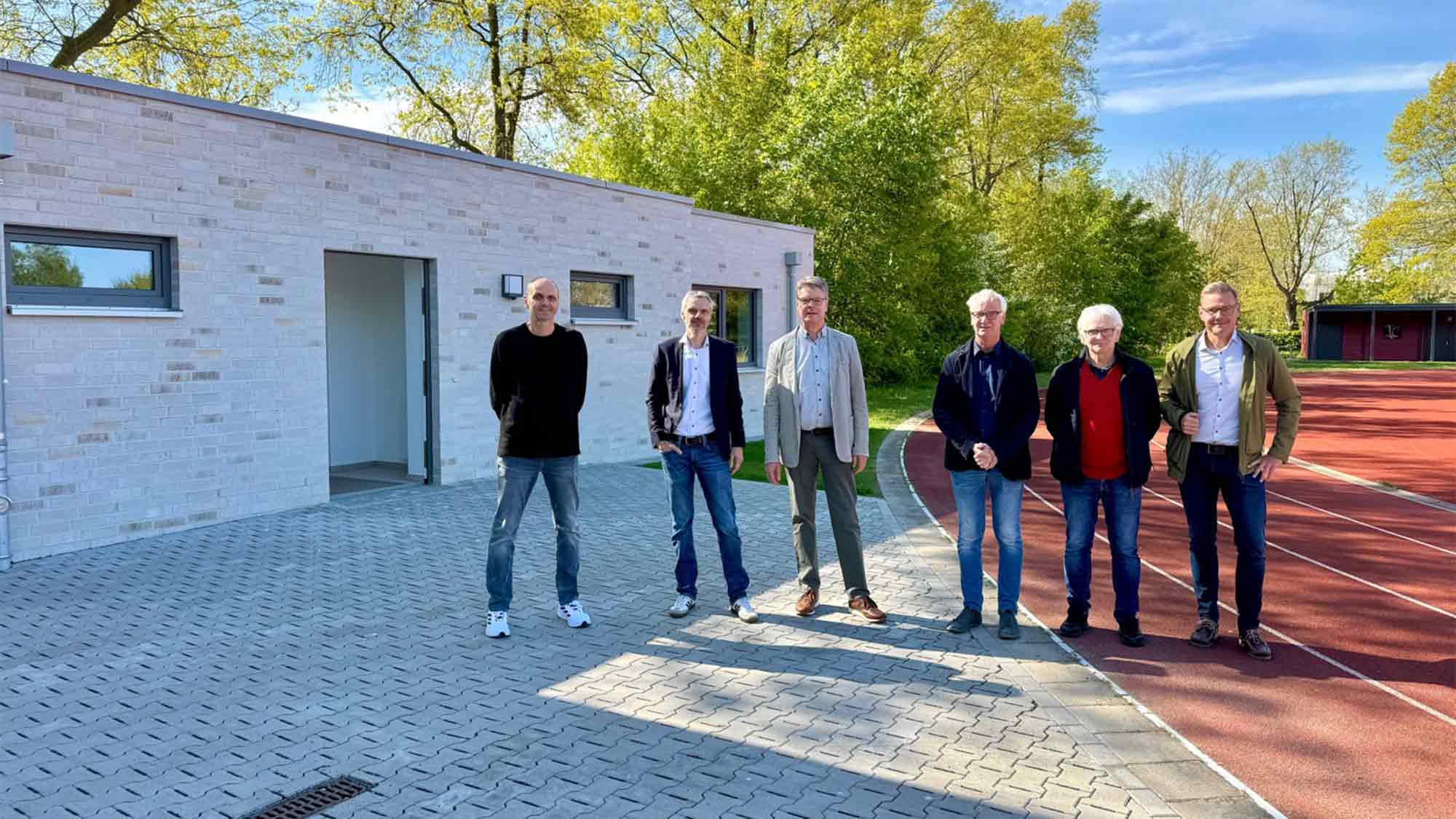 Sportverein und Schulen teilen sich Funktionsgebäude – Bürgermeister eröffnet neues Sportheim in Rietberg Sportverein und Schulen teilen sich Funktionsgebäude – Bürgermeister eröffnet neues Sportheim in Rietberg