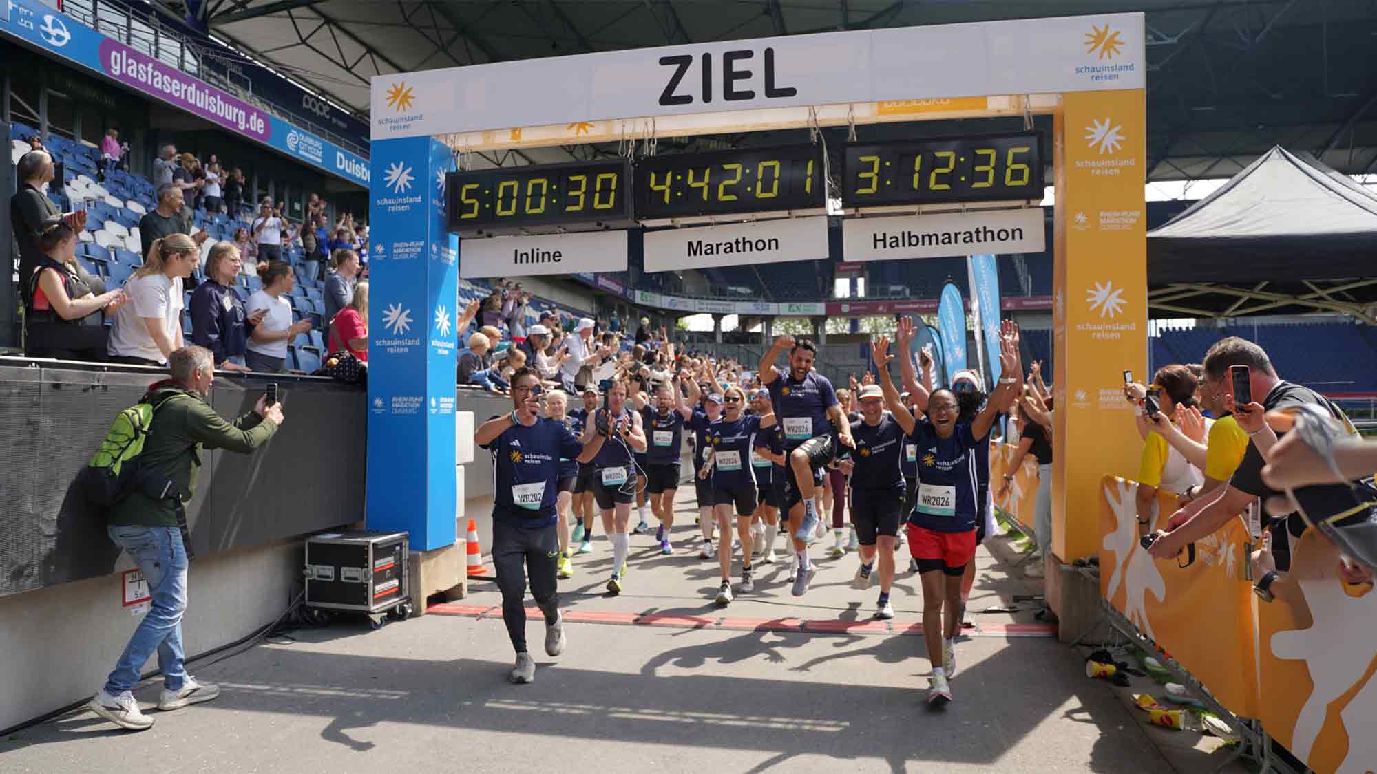 Duisburg läuft Weltrekord – 42 Nationen im gemeinsamen Zieleinlauf beim »schauinsland reisen« Rhein Ruhr Marathon Duisburg läuft Weltrekord – 42 Nationen im gemeinsamen Zieleinlauf beim »schauinsland reisen« Rhein Ruhr Marathon