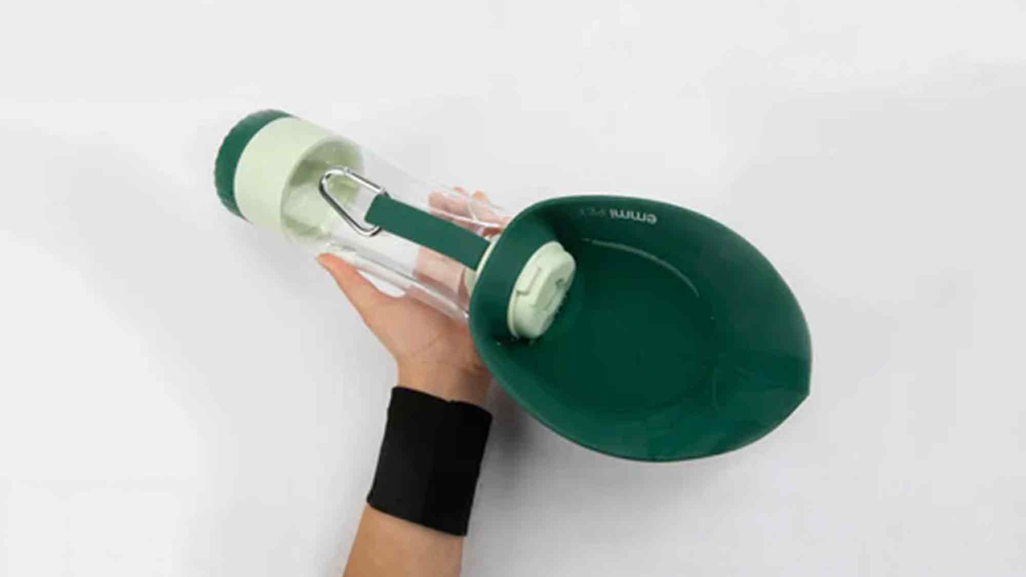 Wasser und Futter immer dabei: Die &raquo;emmi pet&laquo; Hundetrinkflasche &raquo;2 in 1&laquo; für alle Abenteuer mit Deinem Hund