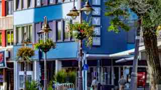NOW Commons: Blumenampel, Fußgängerzone Berliner Straße Gütersloh, Blick stadtauswärts …