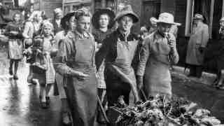 NOW Commons: Festumzug 1954 mit den Volksschulen und Realschulen, Michaeliswoche Gütersloh