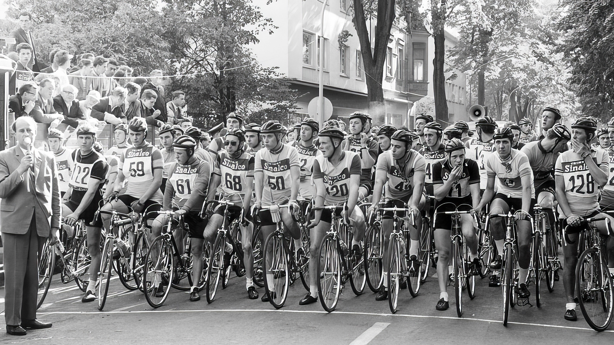 #NOW #Commons: Startaufstellung zum traditionellen #Michaelisradrennen am 2. Oktober 1960