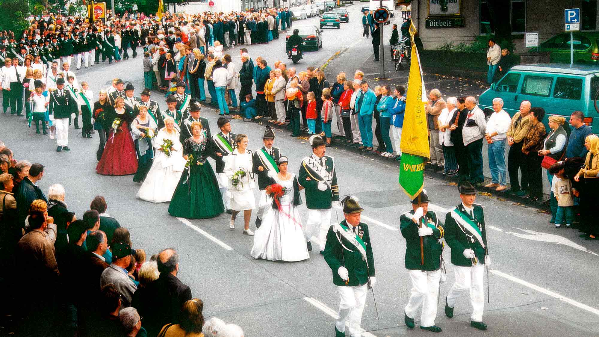 NOW Commons: Schützen im Michaelisumzug, Michaeliswoche Gütersloh 2003