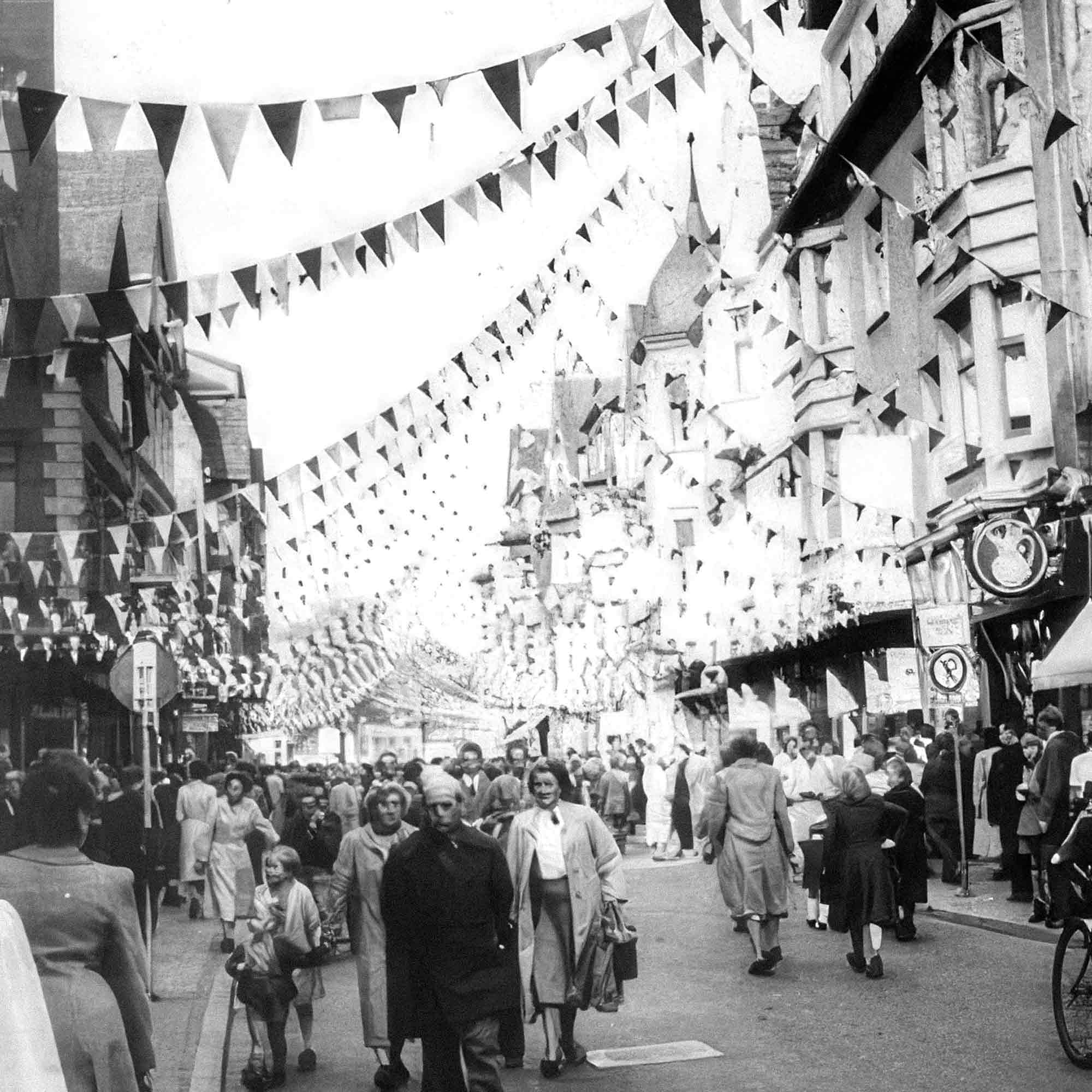NOW Commons: Michaeliswoche 1953, Berliner Straße mit Fahnenschmuck