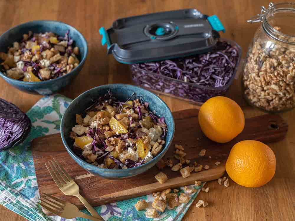 Rezepte für Gütersloh: frische Vielfalt mit den Leifheit Küchenhelfern, zum Reinbeißen: Rotkohlsalat mit Feta und Orange