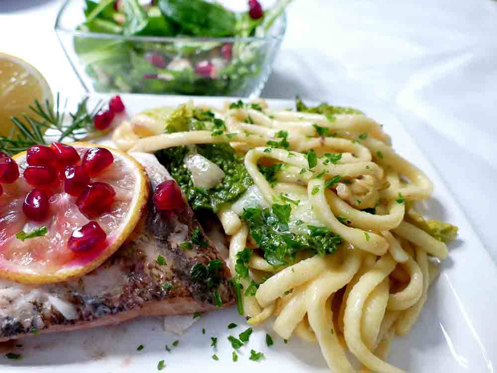 Rezepte für Gütersloh: fruchtiges Fischfilet mit Wirsingspätzle, passend zur Weihnachtszeit, von Marktmeisterin Elke Sudbrock, Rietberg