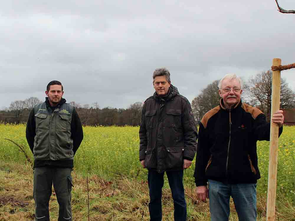 Gütersloh: 32 neue Stadtbäume am Nottebrocksweg, Reinhard Welpmann schenkt Stadt Gütersloh einen Streifen Land für neue Straßenbäume