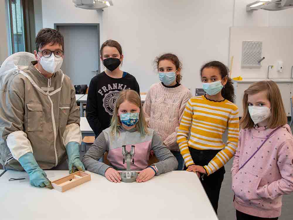 Von und mit fleißigen Bienen lernen, Bienen Projekte an Schulen in Trägerschaft des Erzbistums sensibilisieren für Bewahrung der Schöpfung