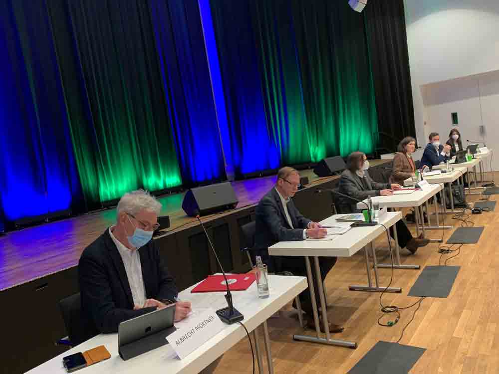 Gütersloh: »Als Erstes brauchen wir Klarheit«, für die Planungen der Anrainer Kommunen hätte eine militärische Wieder Nutzung des ehemaligen Flugplatz Geländes gravierende Folgen Gütersloh: »Als Erstes brauchen wir Klarheit«, für die Planungen der Anrainer Kommunen hätte eine militärische Wieder Nutzung des ehemaligen Flugplatz Geländes gravierende Folgen