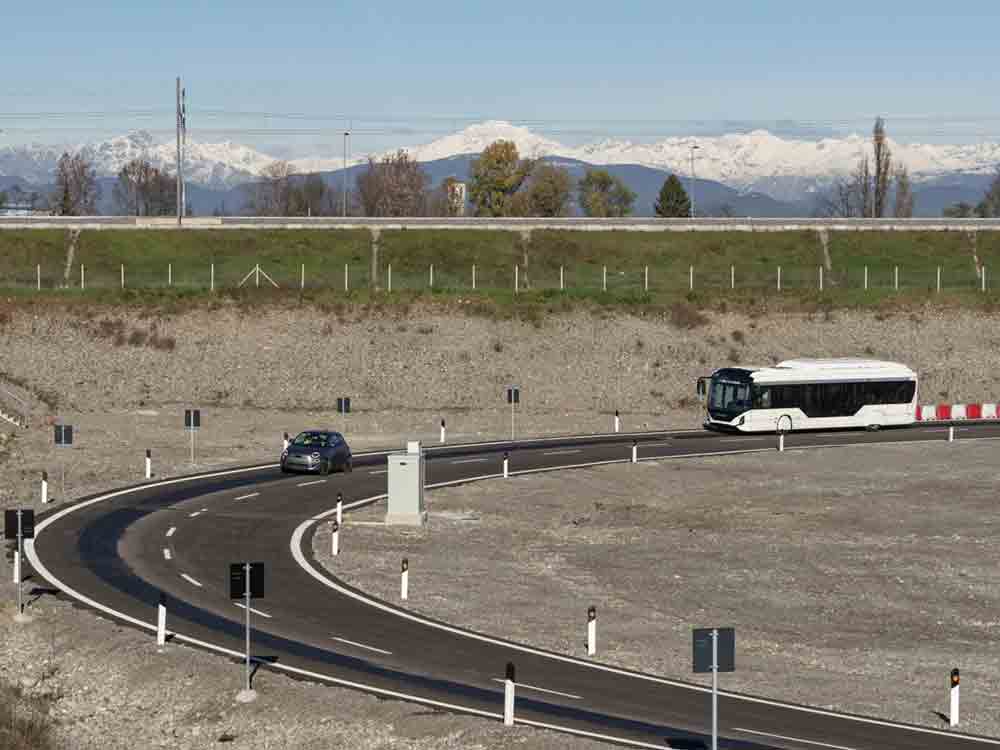 Die »Arena del Futuro« belegt die Leistungsfähigkeit der dynamischen induktiven Ladetechnologie für Elektroautos Die »Arena del Futuro« belegt die Leistungsfähigkeit der dynamischen induktiven Ladetechnologie für Elektroautos