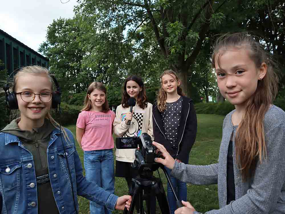 Gütersloh, Heimatfilmprojekt Kreis Medienzentrum, Grundschüler mit Kamera und Mikrofon unterwegs Gütersloh, Heimatfilmprojekt Kreis Medienzentrum, Grundschüler mit Kamera und Mikrofon unterwegs