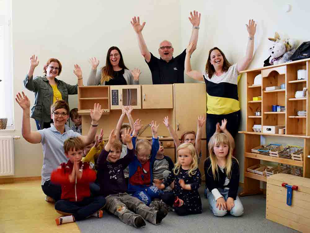 Neue Spielküche für Kita »Rappelkiste«, LWL Maßregelvollzugsklinik Schloss Haldem übergibt Holzprojekt Neue Spielküche für Kita »Rappelkiste«, LWL Maßregelvollzugsklinik Schloss Haldem übergibt Holzprojekt