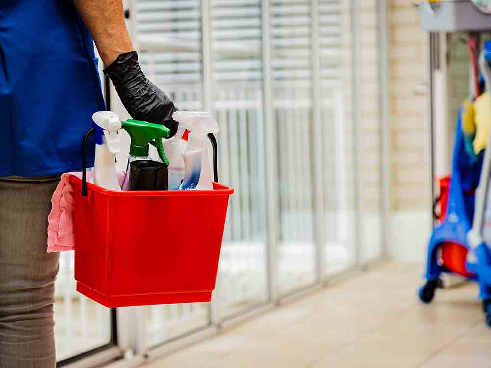 Mindestlohn in der Gebäudereinigung jetzt bei 13 Euro pro Stunde Deutlich mehr Geld für 3.820, Reinigungskräfte im Kreis Gütersloh Mindestlohn in der Gebäudereinigung jetzt bei 13 Euro pro Stunde Deutlich mehr Geld für 3.820, Reinigungskräfte im Kreis Gütersloh