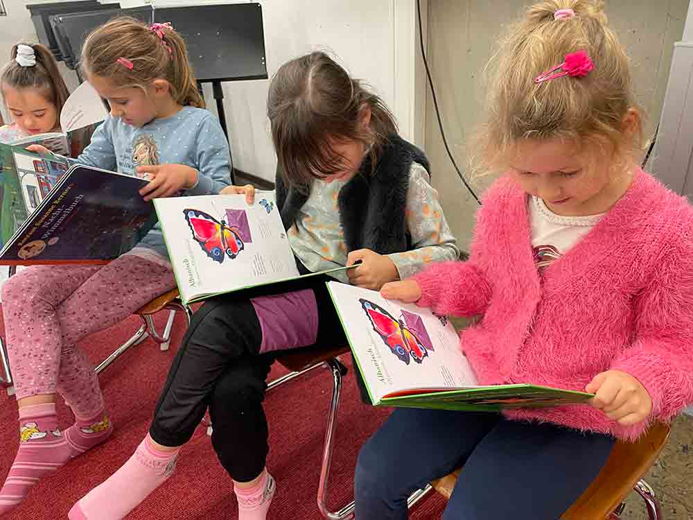 Schüler im Kreis Gütersloh wurden Bücherkoffer übergeben, Lesefreude wecken, Bücherkoffer rollen in den Kreis Gütersloh Schüler im Kreis Gütersloh wurden Bücherkoffer übergeben, Lesefreude wecken, Bücherkoffer rollen in den Kreis Gütersloh