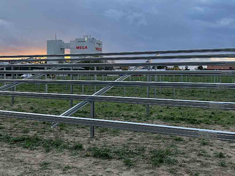 Solarpark vor dem PHW Hauptsitz in Rechterfeld Familienunternehmen investiert gezielt in erneuerbare Energien
