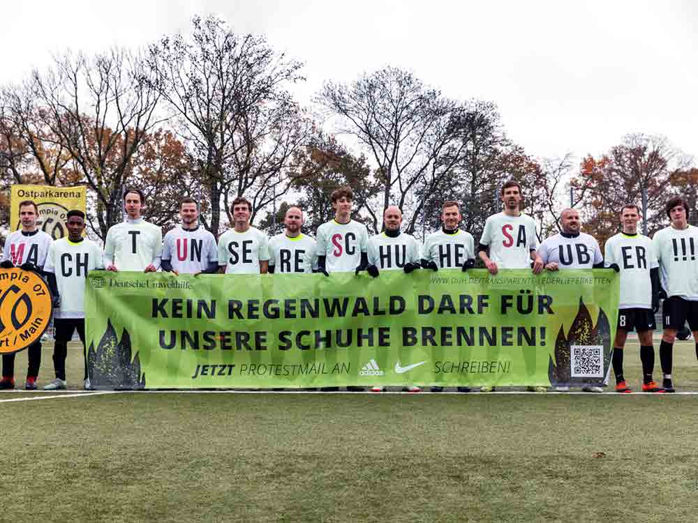 Protestaktion zum WM Start in Katar, Deutsche Umwelthilfe und FFC Olympia setzen Zeichen für entwaldungsfreie Leder Lieferketten bei Nike und Adidas Protestaktion zum WM Start in Katar, Deutsche Umwelthilfe und FFC Olympia setzen Zeichen für entwaldungsfreie Leder Lieferketten bei Nike und Adidas