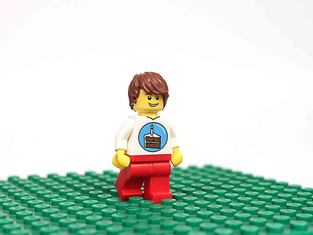 Zum 90. Geburtstag wird’s bunt! Lego feiert Jubiläum und Kabel Eins feiert mit – in »90 Jahre Lego« am 18. Dezember 2022 um 20.15 Uhr