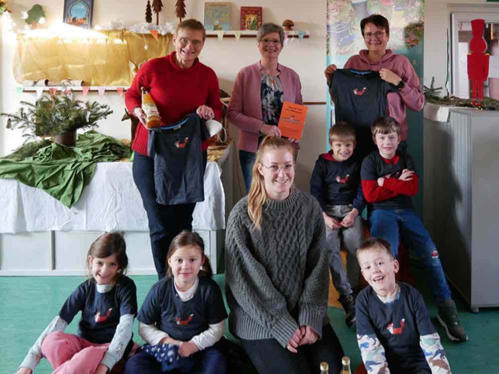 Lemgo, Apfelsaft und T Shirts für die schlauen Füchse, Heimatverein Voßheide beschenkt den Kindergarten Lemgo, Apfelsaft und T Shirts für die schlauen Füchse, Heimatverein Voßheide beschenkt den Kindergarten