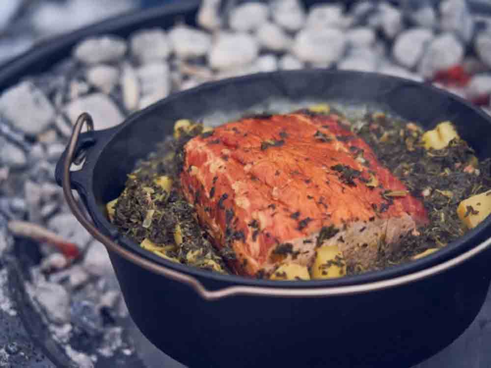 Grillsaison ist immer, mit Pro Fagus auch im Winter genussvoll grillen, Rezept für Grünkohl und Kassler aus dem Dutch Oven, Granatapfelpunsch