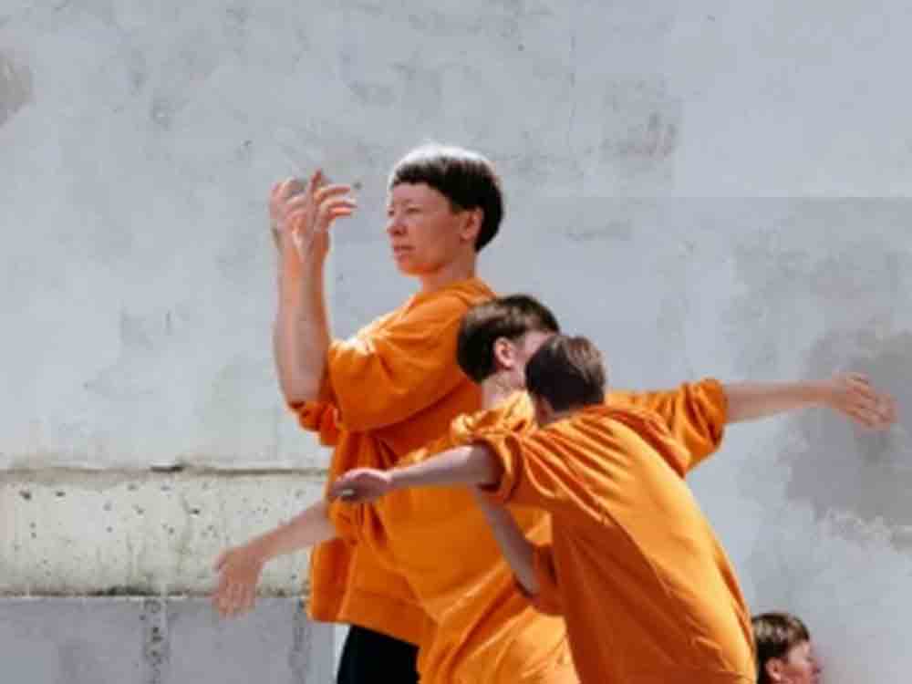 Schwanensee in Sneakers, Anna Till & Nora Otte (Dresden), Explore dance, Tanz für junges Publikum, 19. März 2023, Fabrik Potsdam Schwanensee in Sneakers, Anna Till & Nora Otte (Dresden), Explore dance, Tanz für junges Publikum, 19. März 2023, Fabrik Potsdam