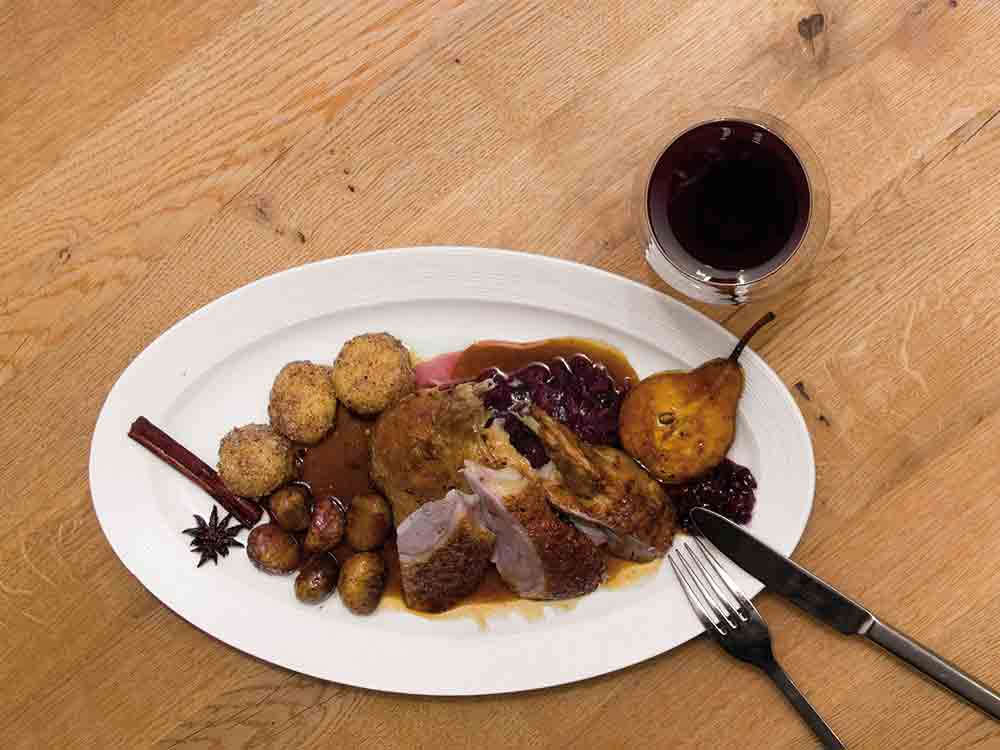 Rezepte für Gütersloh, Ente gut, alles gut, festlicher, gefüllter Entenbraten mit Rotkohl, Klößen und einer halben Birne