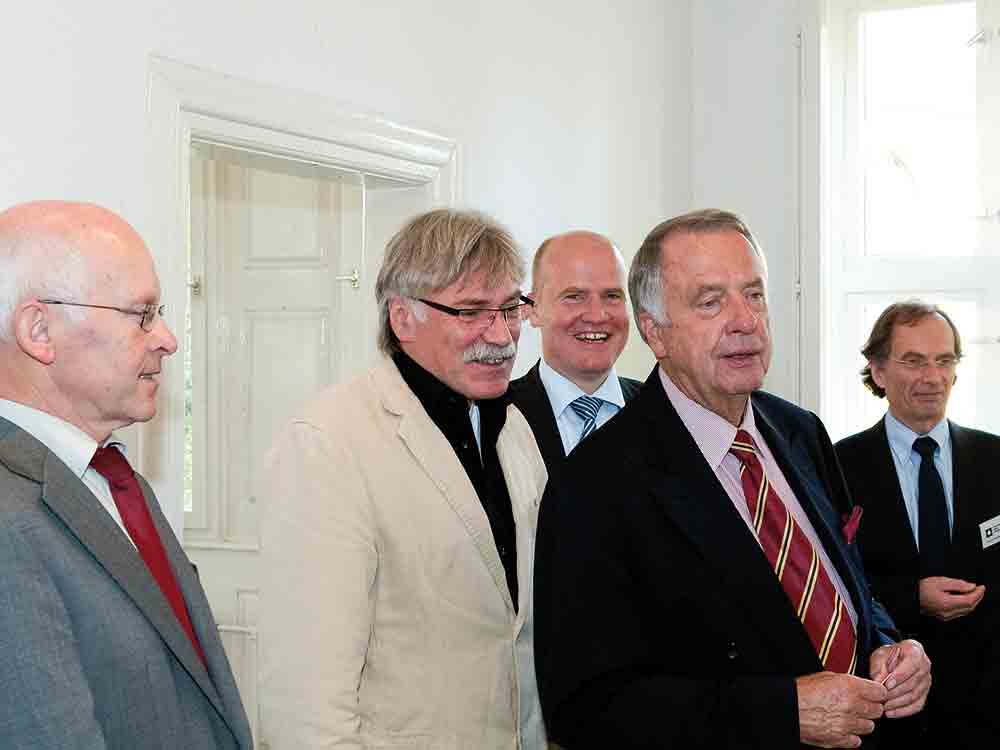 Gütersloh, Staatsminister und Beauftragter für Kultur und Medien Bernd Neumann im Veerhoffhaus, September 2009 Gütersloh, Staatsminister und Beauftragter für Kultur und Medien Bernd Neumann im Veerhoffhaus, September 2009