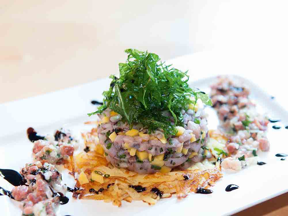 Rezepte für Gütersloh, (un-)typisch westfälisch, Matjestatar mit Mange und Papaya  auf Rösti an westfälischem Schinkenschaum und gebackenem Rucola