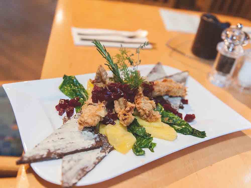 Rezepte für Gütersloh, (un-)typisch westfälisch, Matjes im Fuhrmann’s Bierteig auf Senfkohl Ananasgemüse mit sautierten Rote Bete Würfeln und gebuttertem Pumpernickel