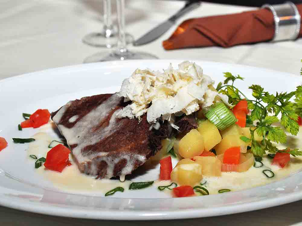 Rezepte für Gütersloh, Tafelspitz auf Bouillon­gemüse mit frischer Meerrettichsauce, warmer Schokoladenkuchen