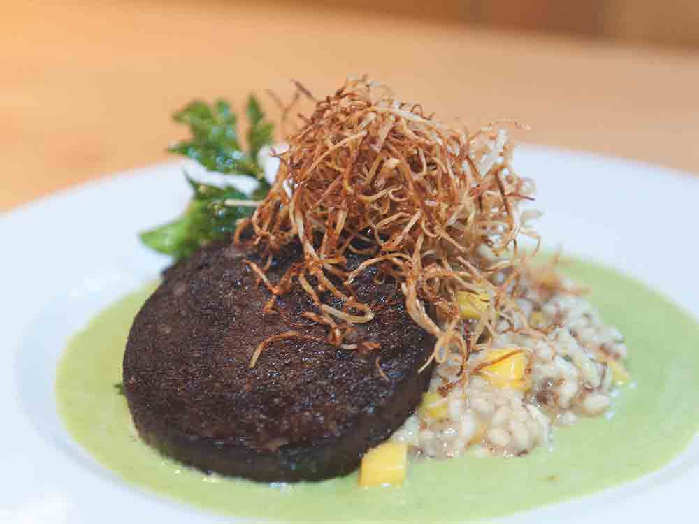 Rezepte für Gütersloh, (un-)typisch westfälisch, gebratene Blutwurst auf Pumpernickel Mango Risotto mit Selleriestroh und Basilikumsauce