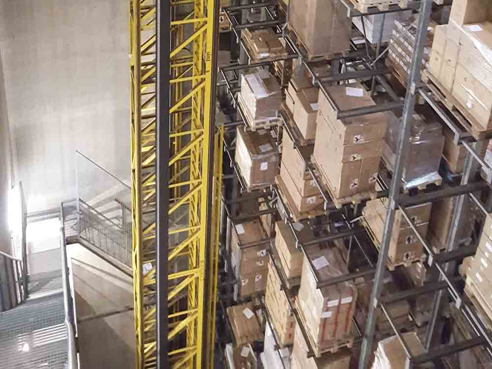 Austausch der 14 Regalbediengeräte erfordert 700 Tonnen Schwerlastkran, Arvato modernisiert 40 Jahre altes vollautomatisches VVA Hochregallager