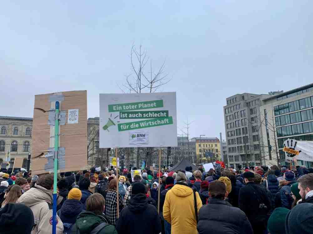 Nachhaltige Wirtschaft setzt ein Zeichen für Klimaschutz, Bundesverband Nachhaltige Wirtschaft beteiligt sich am globalen Klimastreik Nachhaltige Wirtschaft setzt ein Zeichen für Klimaschutz, Bundesverband Nachhaltige Wirtschaft beteiligt sich am globalen Klimastreik