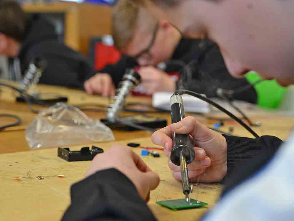 Lötkolben und Widerstände statt Kugelschreiber und Schulbücher, Fonds macht Besuch einer Schulklasse im MINT Technikum möglich, Kreis Gütersloh Lötkolben und Widerstände statt Kugelschreiber und Schulbücher, Fonds macht Besuch einer Schulklasse im MINT Technikum möglich, Kreis Gütersloh