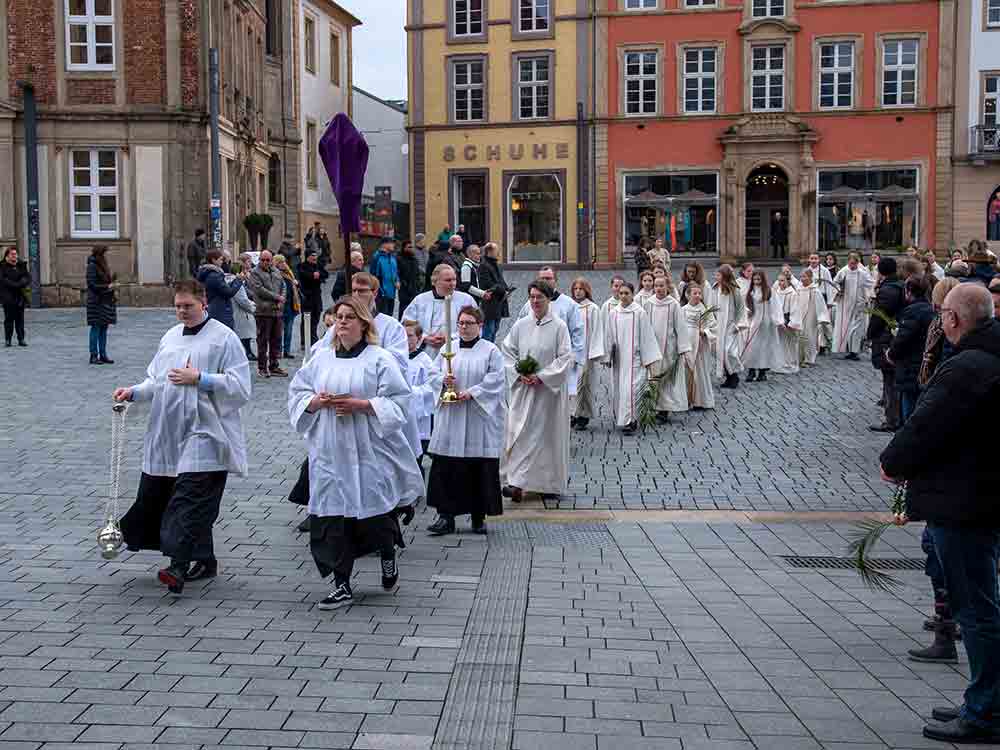 Palmsonntag – »Von ›Hosianna‹ bis ›Kreuzige ihn‹«, Gläubige feiern den Einzug Jesu in Jerusalem und starten in die Karwoche