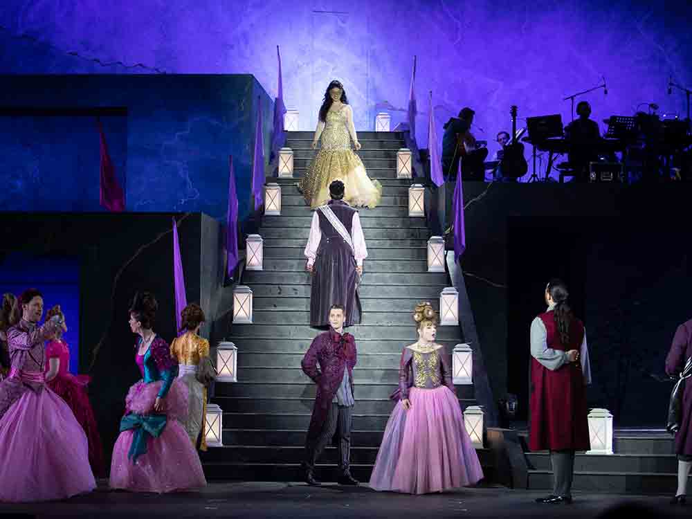Goldener Schuh als Schlüssel zum Glück, Neuinszenierung des Musicals »Aschenputtel« startet Brüder Grimm Festspielsaison 2023 in Hanau