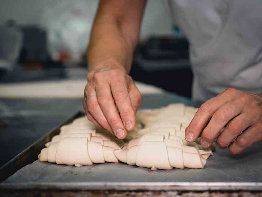 NGG warnt vor »Azubi Vakuum« in Bäckereien – »Keine Wette auf die Sonntagsbrötchen 2030«, junge Menschen im Kreis Gütersloh ins »Frühaufsteher Handwerk« holen NGG warnt vor »Azubi Vakuum« in Bäckereien – »Keine Wette auf die Sonntagsbrötchen 2030«, junge Menschen im Kreis Gütersloh ins »Frühaufsteher Handwerk« holen